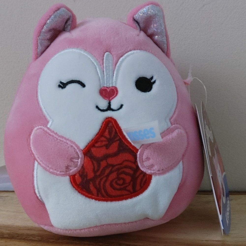 5"Valentine'sDay Squishmallows Hershey's Kiss Varity The Pink Chipmunk NWT